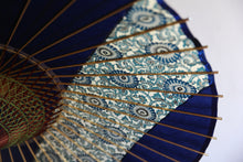 Cargar imagen en el visor de la galería, 蛇の目傘【縞帯 紺×菊唐草】