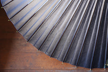 Cargar imagen en el visor de la galería, 蛇の目傘【縞帯 紺×菊唐草】