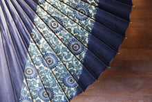 Cargar imagen en el visor de la galería, 蛇の目傘【縞帯 紺×菊唐草】