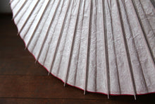 Cargar imagen en el visor de la galería, 日傘【二重張 胡粉×赤】
