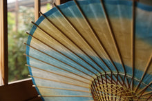Cargar imagen en el visor de la galería, 日傘【二重張 胡粉×ぼかし染め(ブルーイエロー)】