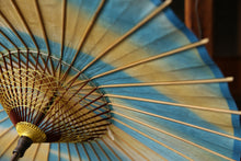 Cargar imagen en el visor de la galería, 日傘【二重張 胡粉×ぼかし染め(ブルーイエロー)】