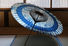 画像をギャラリービューアに読み込む, 蛇の目傘【輪 ギャラクシー×藍(赤骨)】(女竹) - 和傘CASA