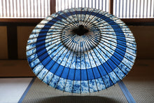 画像をギャラリービューアに読み込む, 蛇の目傘【輪 ギャラクシー×藍(赤骨)】(女竹) - 和傘CASA