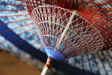 画像をギャラリービューアに読み込む, 蛇の目傘【輪 ギャラクシー×藍(赤骨)】(女竹) - 和傘CASA
