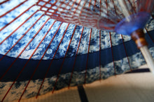 画像をギャラリービューアに読み込む, 蛇の目傘【輪 ギャラクシー×藍(赤骨)】(女竹) - 和傘CASA