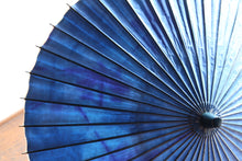 Cargar imagen en el visor de la galería, Sombrilla [Doble colgante azul marino x pliegue teñido (azul)