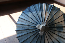 Cargar imagen en el visor de la galería, まめ和傘【石徹白藍染 窓】