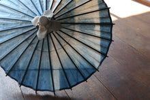 Cargar imagen en el visor de la galería, まめ和傘【石徹白藍染 窓】