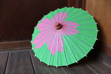 画像をギャラリービューアに読み込む, まめ和傘【切継ぎ 桜(緑×ピンク)】 - 和傘CASA