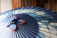 Cargar imagen en el visor de la galería, 蛇の目傘【石徹白藍染2024 助六 雪片】