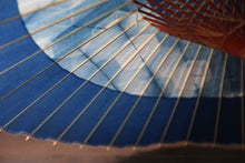 Cargar imagen en el visor de la galería, 蛇の目傘【石徹白藍染2024 助六 雪片】