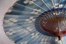 Cargar imagen en el visor de la galería, 蛇の目傘【石徹白藍染2024 中張 世】