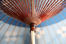 Cargar imagen en el visor de la galería, 蛇の目傘【石徹白藍染2024 中張 世】