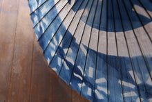 Cargar imagen en el visor de la galería, 蛇の目傘【石徹白藍染2024 中張 光彩】