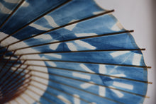 Cargar imagen en el visor de la galería, 蛇の目傘【石徹白藍染2024 中張 光彩】