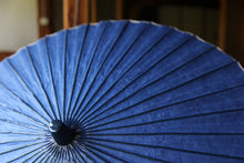 Cargar imagen en el visor de la galería, Sombrilla [Doble colgante azul marino x pliegue teñido (azul)