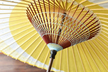 Cargar imagen en el visor de la galería, 蛇の目傘【三日月 黄色×梅】 - 和傘CASA