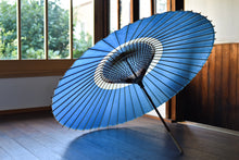 Cargar imagen en el visor de la galería, 蛇の目傘【中張り 藍染(縹)】 - 和傘CASA