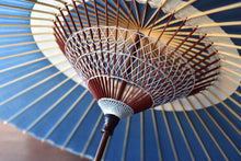 Cargar imagen en el visor de la galería, 蛇の目傘【中張り 藍染(縹)】 - 和傘CASA