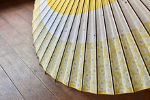 Cargar imagen en el visor de la galería, 蛇の目傘【三日月 黄色×梅】 - 和傘CASA