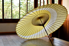 Cargar imagen en el visor de la galería, 蛇の目傘【三日月 黄色×梅】 - 和傘CASA