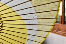 Cargar imagen en el visor de la galería, 蛇の目傘【三日月 黄色×梅】 - 和傘CASA