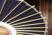 Load image into Gallery viewer, 蛇の目傘【中張 紫黒×白胡粉】 - 和傘CASA