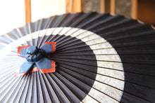 Load image into Gallery viewer, 蛇の目傘【中張 紫黒×白胡粉】 - 和傘CASA