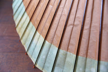 将图片加载到图库查看器,蛇の目傘【軒奴 柿渋×かすみ染(グリーンイエロー)】 - 和傘CASA