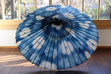 将图片加载到图库查看器,蛇の目傘【石徹白藍染 花】 - 和傘CASA
