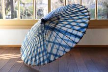 将图片加载到图库查看器,蛇の目傘【石徹白藍染 格子】 - 和傘CASA