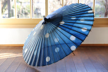 将图片加载到图库查看器,蛇の目傘【石徹白藍染 水玉】 - 和傘CASA