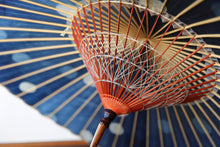 将图片加载到图库查看器,蛇の目傘【石徹白藍染 水玉】 - 和傘CASA