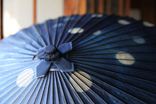 将图片加载到图库查看器,蛇の目傘【石徹白藍染 水玉】 - 和傘CASA