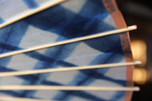 将图片加载到图库查看器,蛇の目傘【石徹白藍染 格子】 - 和傘CASA