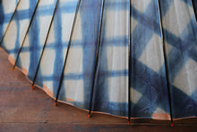 将图片加载到图库查看器,蛇の目傘【石徹白藍染 格子】 - 和傘CASA