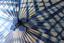 将图片加载到图库查看器,蛇の目傘【石徹白藍染 格子】 - 和傘CASA