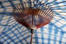 将图片加载到图库查看器,蛇の目傘【石徹白藍染 格子】 - 和傘CASA