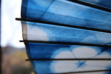 将图片加载到图库查看器,蛇の目傘【石徹白藍染 花】 - 和傘CASA