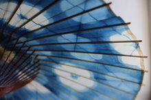 将图片加载到图库查看器,蛇の目傘【石徹白藍染 花】 - 和傘CASA