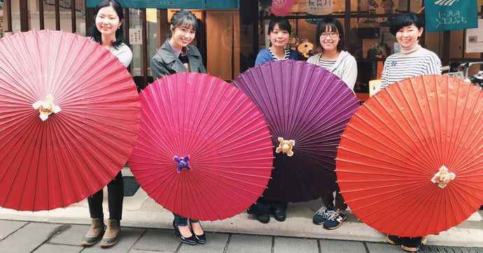 ももいろクローバーZの 佐々木彩夏さんと、ピンクの和傘