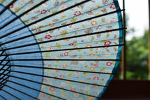 Cargar imagen en el visor de la galería, Paraguas Janome [Tsukiyoko azul claro x estampado floral]
