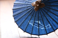 Cargar imagen en el visor de la galería, Paraguas Japonés Mame [Gujo Dyed Sweetfish] (azul claro)
