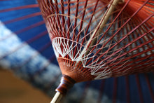 画像をギャラリービューアに読み込む, 蛇の目傘【助六　ギャラクシー×藍（赤骨）】（女竹） - 和傘CASA
