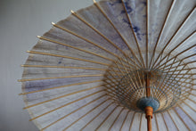 Cargar imagen en el visor de la galería, Sombrilla [doble colgadura, azul claro × papel de abeto, bokashi azul].
