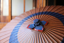 Cargar imagen en el visor de la galería, Jenome-Umbrella [NAKAHARI, Kakishibu-Zome × Indigo].
