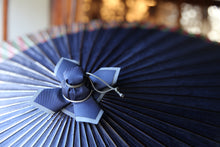 Cargar imagen en el visor de la galería, Jenome-Umbrella [Tsukiyakko, Azul Oscuro × Patrón Redondo].
