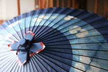 Load image into Gallery viewer, Janome umbrella [Ishitetsu white indigo dyeing 2024 Sukeroku flower crown]
