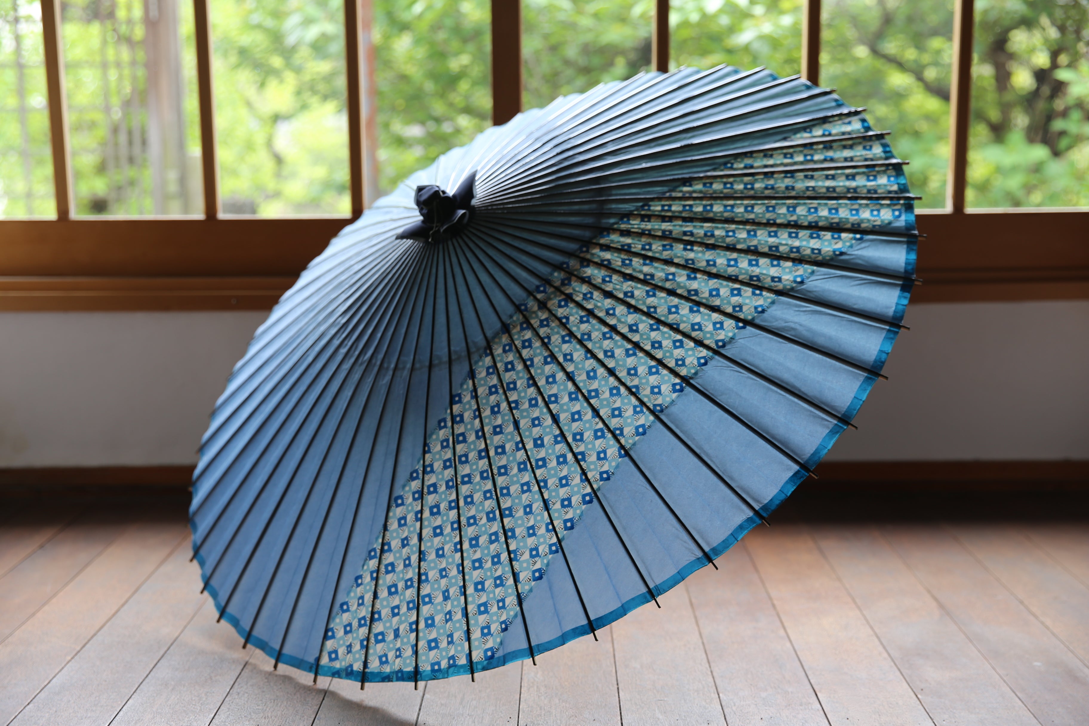雨の日も楽しく蛇の目傘模様の染め帯